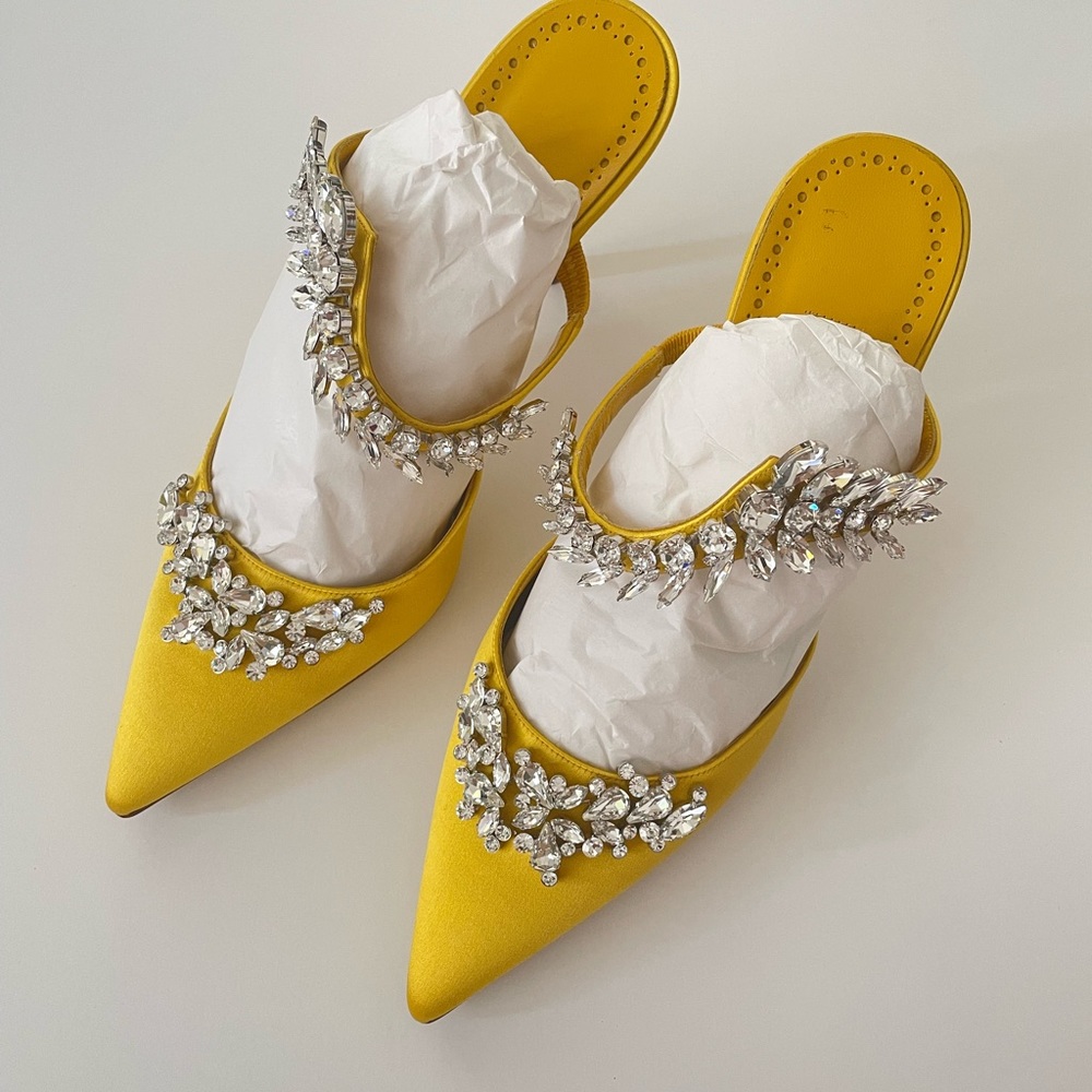 NEW Manolo Blahnik Lurum Heels in Yellow